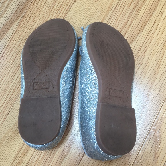 Sparkly silver OshKosh shoes - size 9 - Picture 2 of 5